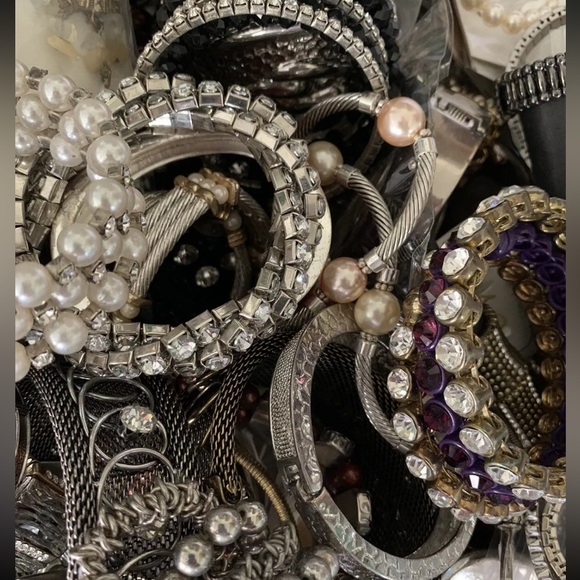 2 LB Vtg 2 Now Estate Costume Jewelry Lot Some Signed All Wearable Silver Gold - Picture 1 of 5